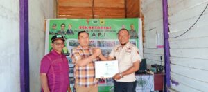 Ketua RAPI Nagan Raya Agussalim.RZ.S.Sos Menyerahkan Piagam Penghargaan kepada Camat Seunagan Timur Said Mudhar 
