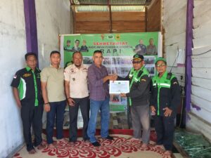 Adri /JZ 01 NUJ Ketua DP20W RAPI Nagan Raya Menyerahkan Piagam Penghargaan kepada Koramil Seunagan Timur 