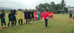 Said Arifin.ST. Camat Beutong Tandatangan Bola Pertama.