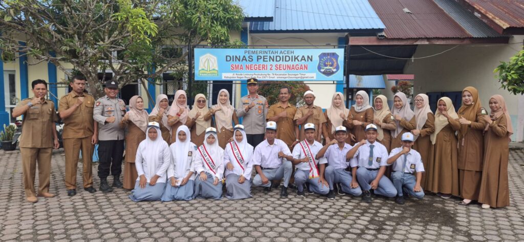 Usai Kegiatan Upacara Hari Senin Kapolsek Seunagan Timur Gelar Photo Bersama Dewan Guru.