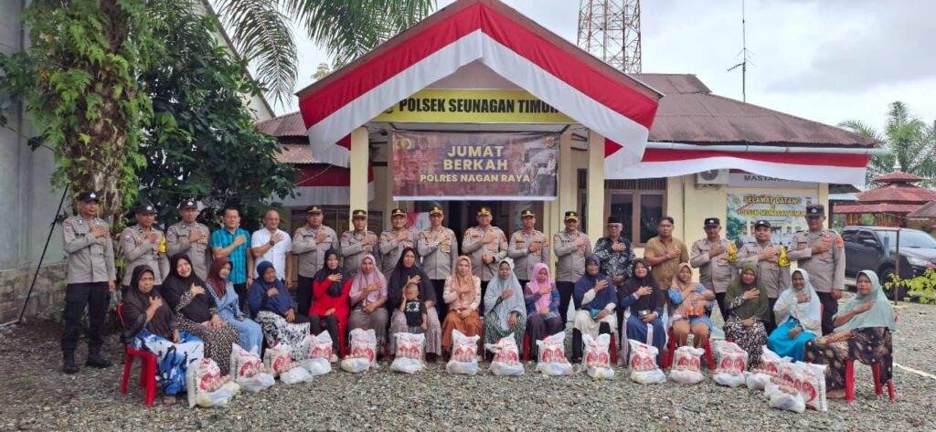 Kapolres Nagan Raya Dr. AKBP Benny Bathara, S.I.K., M.I.K Gelar Photo Bersama dengan Warga Kecamatan Seunagan Timur Usai Penyerahan Bantuan Sembako 