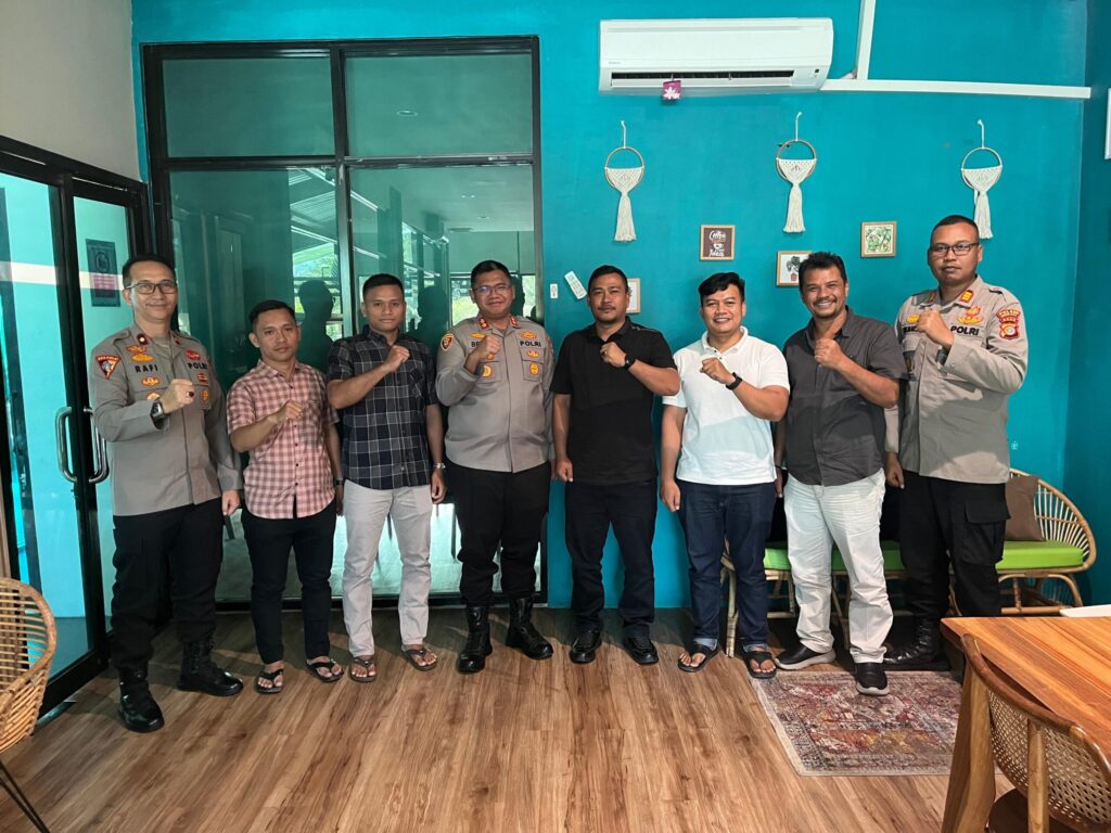 Usai Kegiatan Ngopi Bareng Kapolres Nagan Raya Gelar Photo Bersama Para Akademisi STIAPEN