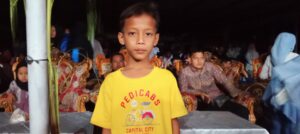 Julian Saputra dengan sapaan akrab Bulek Berani Menyelamatkan Tali Tiang Bendera 