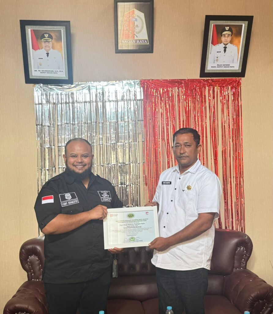 Camat Beutong Said Arifin.ST. Terima Piagam Penghargaan Dari RAPI Nagan Raya yang diserahkan oleh Ferry Suherman, S.T./JZ 01 CTK