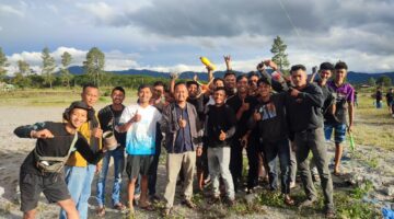 Ratusan Layang-Layang Menghiasi Langit Lapangan Sengeda Bener Meriah