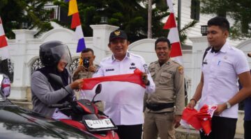 Menjelang HUT RI ke-80, Bupati Gayo Lues Pimpin Pembagian Ratusan Bendera Merah Putih kepada Pengendara di Depan Pendopo