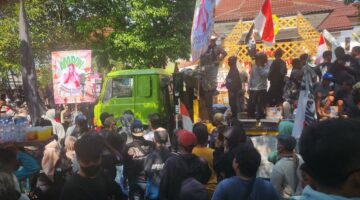 Massa Demo Tuntut Bupati Pati Sudewo Dipecat, Bawa Meme dan Bendera One Piece
