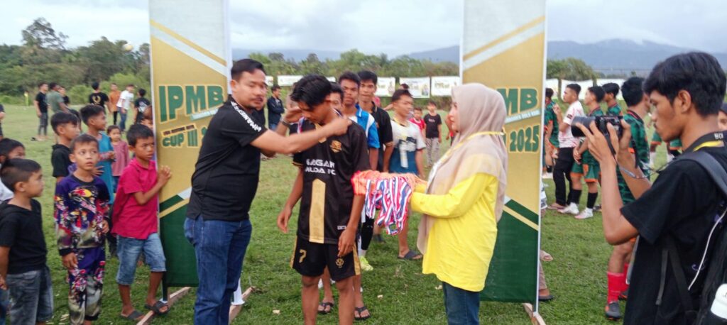 Samsul Rahmat Tokoh Muda Nagan Raya Provinsi Aceh Berikan Kalong Pelungu Untuk Peserta Pemenang Juara II Gagah Muda Desa Kulam Jerneh