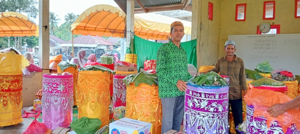 Zedi Trima Mulia Keuchik Gampong Cot Manyang yang didampingi Nazariddin