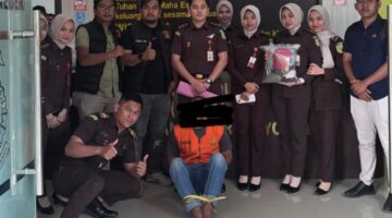 Polres Gayo Lues Serahkan Tersangka Kasus Pemerkosaan Anak Kandung Yang Masih di Bawah Umur ke Kejaksaan