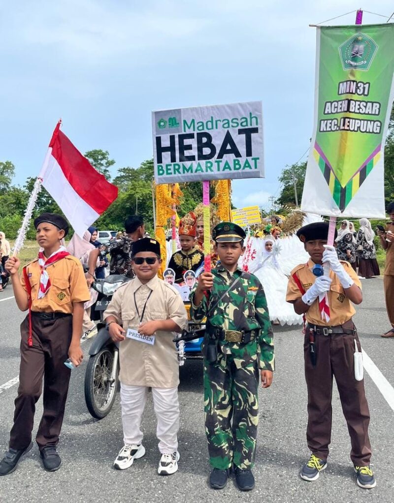 Para Siswa se Kecamatan Leupung Aceh Besar Ikuti Carnaval Hardikda 2025 yang berlangsung 2 September 2025 di Lapangan Kecamatan Leupung.