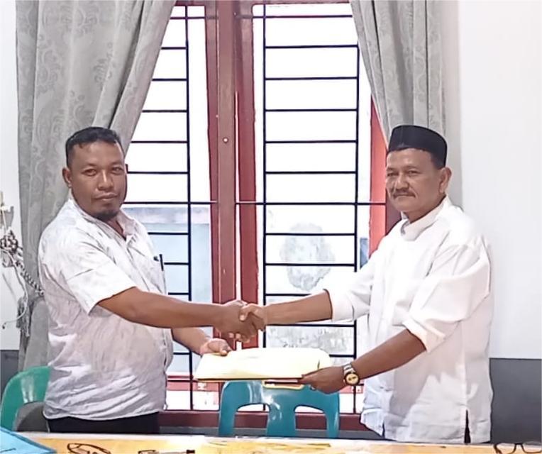 Rizal, ST., menyerahkan berkas pendaftaran kepada Ketua P2K Gampong Garot Rusdi, SE (dok Ist) 