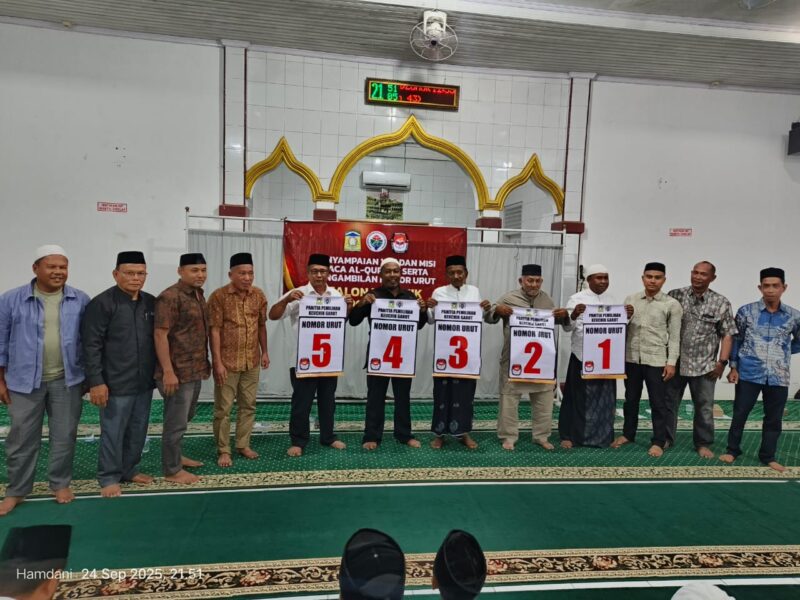 Foto bersama para Calon Keuchik Gampong Garot bersama Imum Mukim  Daroy Jeumpet dan P2K. (dok Ist)