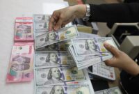 JIBI/Bisnis/Eusebio Chrysnamurti
STABILITAS RUPIAH JADI PRIORITAS BI PADA 2025
Karyawan memperlihatkan uang Rupiah dan dolar AS di salah satu tempat penukaran uang asing di Jakarta, belum lama ini.
Bank Indonesia akan fokus menjaga stabilitas nilai tukar rupiah pada 2025 dengan harapan dolar tidak lagi mengalami tren penguatan.
