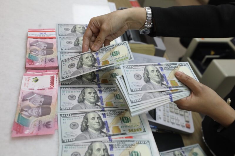 JIBI/Bisnis/Eusebio Chrysnamurti
STABILITAS RUPIAH JADI PRIORITAS BI PADA 2025
Karyawan memperlihatkan uang Rupiah dan dolar AS di salah satu tempat penukaran uang asing di Jakarta, belum lama ini.
Bank Indonesia akan fokus menjaga stabilitas nilai tukar rupiah pada 2025 dengan harapan dolar tidak lagi mengalami tren penguatan.