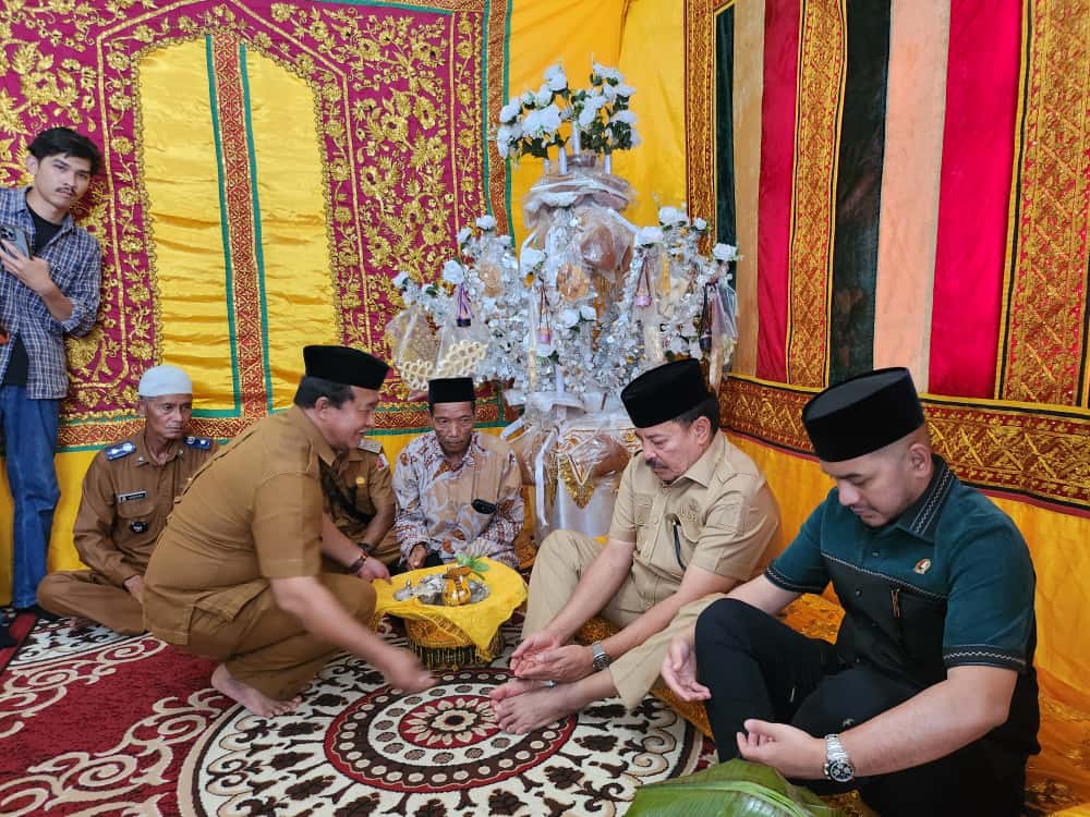 Peusijuek dipimpin langsung oleh tokoh Masyarakat Beutong Said Azman. SE.MM. merupakan Mantan Camat Beutong