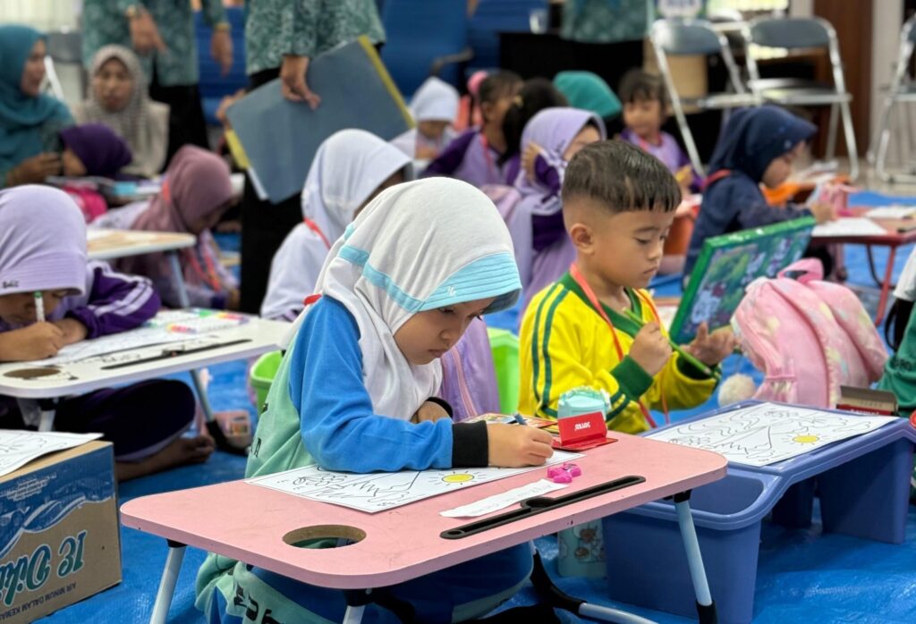Anak Anak PAUD Seunagan Timur Kabupaten Nagan Raya Provinsi Aceh Fokus Kegiatan Bergambar Mewarnai
