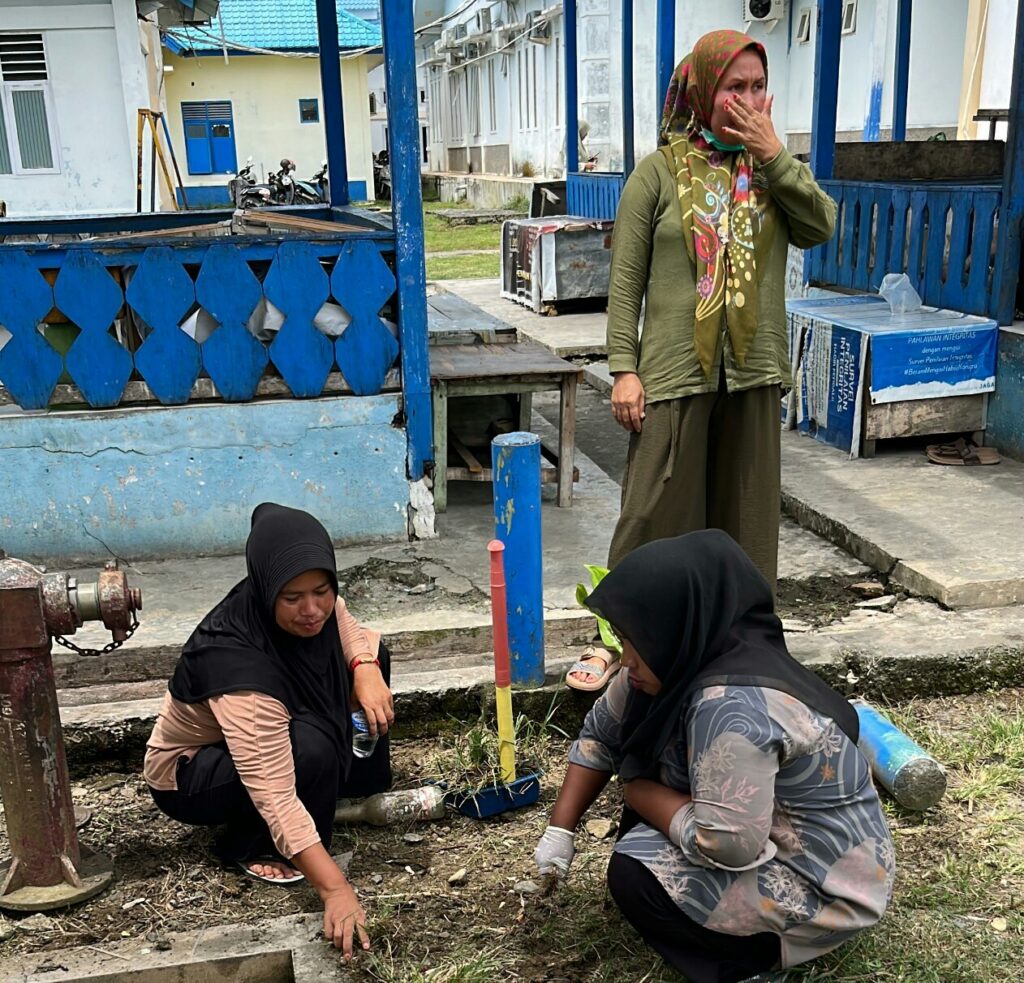 Karyawan Cleaning Service Rumah Sakit Umum Daerah Sultan Iskandar Muda Membersihkan Solokan dan halaman
