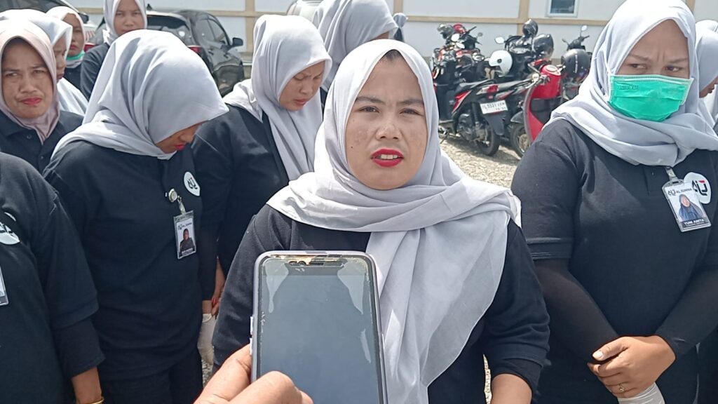 Siti Nurhalimah Lingga karyawan Cleaning Service Rumah Sakit Umum Daerah Sultan Iskandar Muda Nagan Raya 