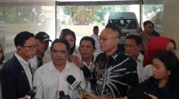 Roy Suryo Datangi Makam Ibunda Jokowi, Relawan Fokus Kawal Proses Hukum Ijazah Palsu