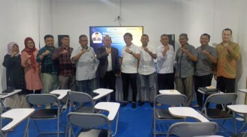 Foto bersama pimpinan USM dan Pengurus PERATIN Aceh (dok Humas USM)