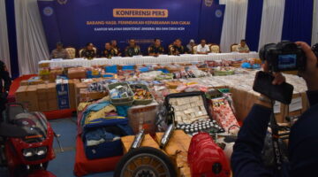 Dirjen Bea Cukai Djaka Budhi Utama Pimpin Konferensi Pers dan Pemusnahan Barang Ilegal Senilai Rp6,8 Miliar di Aceh