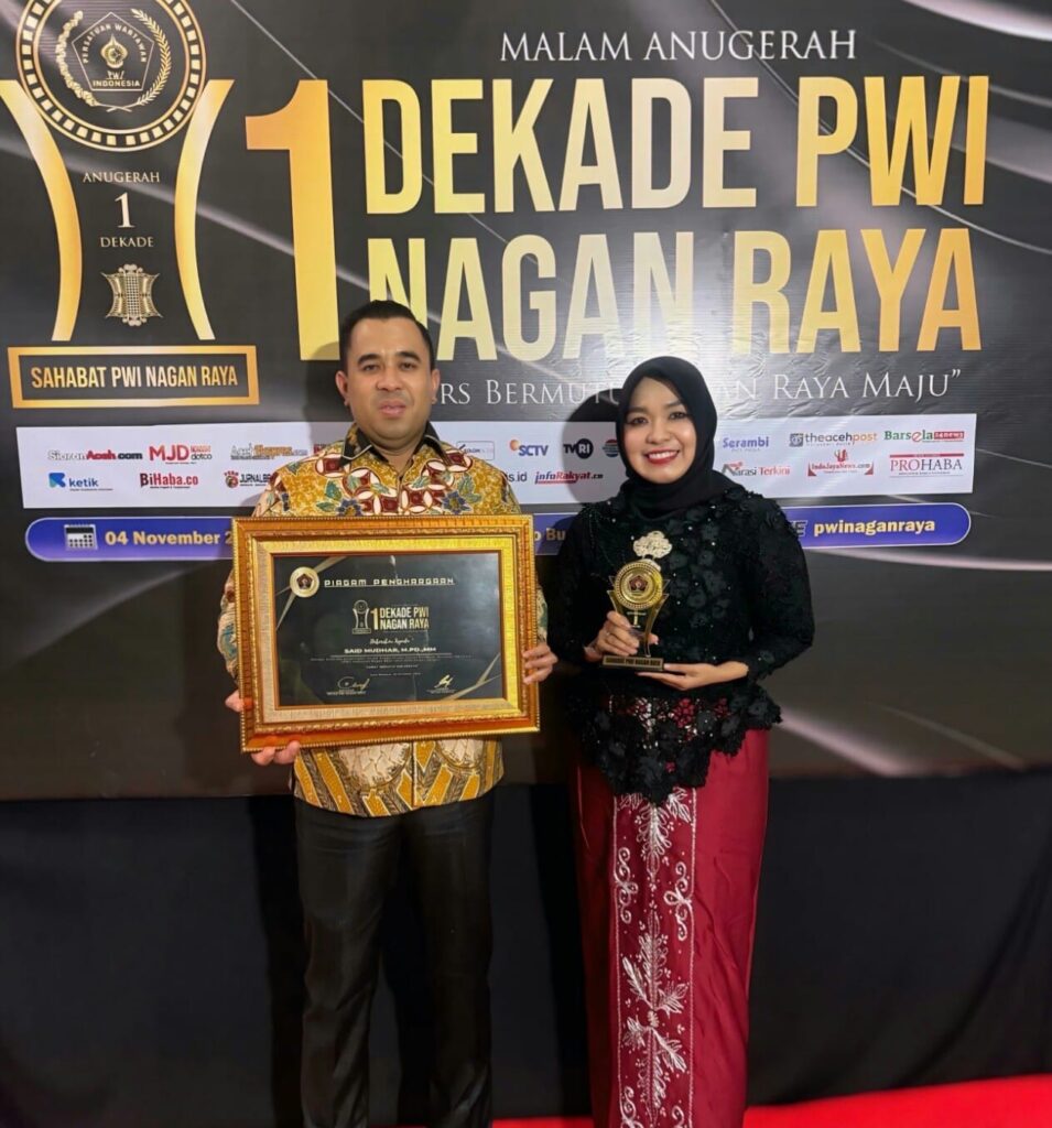 Said Mudhar.M.Pd.,MM Camat Seunagan Timur Didampingi Istri Tercinta Disaat menerima Penghargaan Dari PWI Nagan Raya Malam Anugerah 1 Dekade.