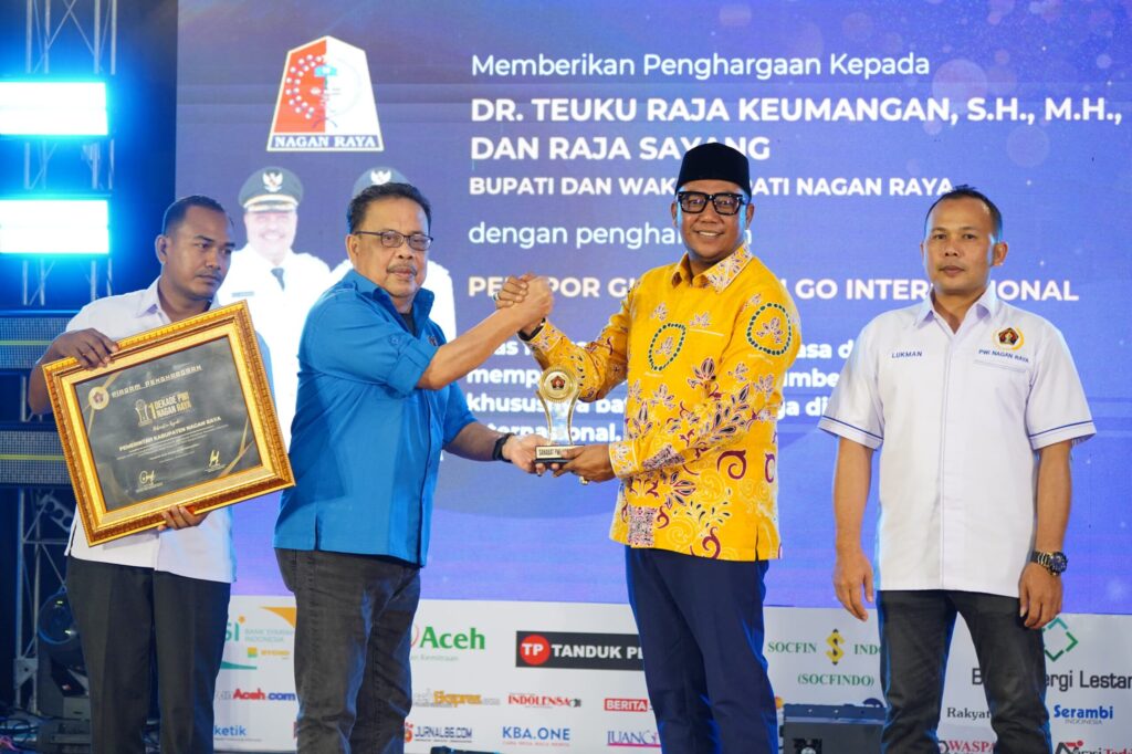 Raja Sayang Wakil Bupati Nagan Raya Terima Penghargaan Malam 1 Dekade PWI Nagan Raya