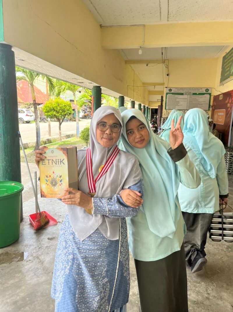 ASN Kementrian Agama RI Di Acah Dr,Juliana Agani,SPd.I,M.P..d Masuk Rekor MURI sebagai Penulis Puisi Etnik Nusantara Untuk Indonesia