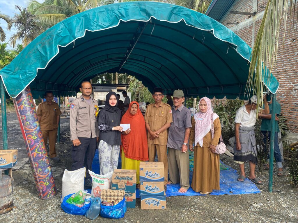 Pemerintah Desa Meugatmeh Salurkan Bantuan Masa Panik Untuk Warga Korban Kebakaran Yang di dampingi Bhabinkamtibmas Polsek Seunagan Timur