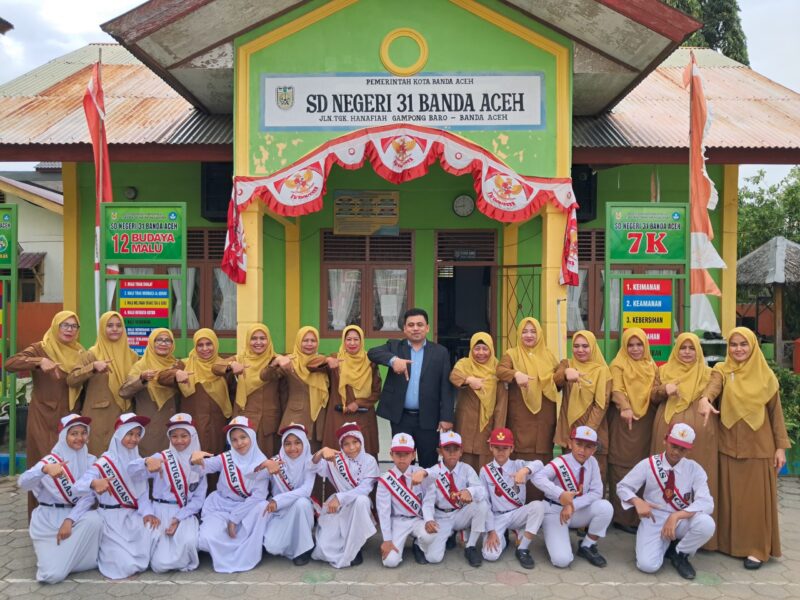 Foto bersama Dekan FKIP USM Dr. Jalaluddin, M.Pd bersama dewan guru dan siswa SDN 31 Banda Aceh.