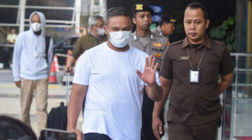 Gubernur Riau Abdul Wahid (tengah) digiring petugas saat tiba di Gedung Merah Putih KPK, Jakarta, Selasa (4/11/2025). Komisi Pemberantasan Korupsi (KPK) membawa sembilan orang dalam operasi tangkap tangan (OTT) di Provinsi Riau pada Senin (3/11), salah satunya Gubernur Riau Abdul Wahid. ANTARA FOTO/Indrianto Eko Suwarso/rwa.