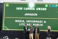 Foto : Penghargaan tersebut diserahkan langsung oleh Rektor IAIN Langsa, Prof. Dr. H. Ismail Fahmi Arrauf Nasution, M.A., yang didampingi oleh Wakil Rektor I, Dr. Amiruddin Yahya Azzawiy, M.A.