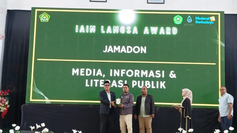 Foto : Penghargaan tersebut diserahkan langsung oleh Rektor IAIN Langsa, Prof. Dr. H. Ismail Fahmi Arrauf Nasution, M.A., yang didampingi oleh Wakil Rektor I, Dr. Amiruddin Yahya Azzawiy, M.A.