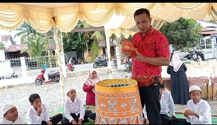 Idang Meulapeh siap dibagikan untuk para siswa SDN Babah Krueng oleh Dewan Guru 
