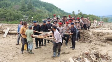 Polres Gayo Lues, Polsek Rikit Gaib dan Brimob bersama Warga Gotong Royong Siapkan Jembatan Darurat Pasca Banjir Bandang di Penomon Jaya