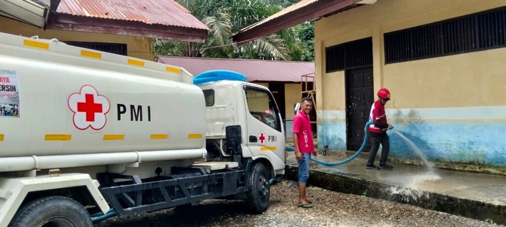 PMI Nagan Raya Provinsi Aceh Melaksanakan Kegiatan Baksos Bersihkan Lumpur SDN Alue Siron Tadu Raya 