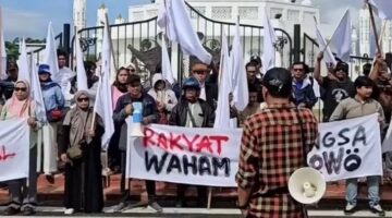 Massa Kibarkan Bendera Putih, Desak Pemerintah Tetapkan Status Darurat Bencana Nasional
