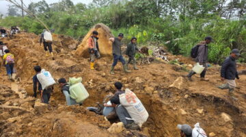 BBM Tidak Kunjung Masuk, Pemda Bayar Kuli Panggul Untuk Pasok BBM