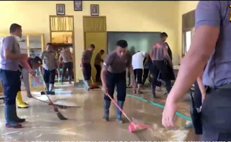 Satgas Ops Aman Nusa II Bersihkan SMAN 1 Pante Raja.