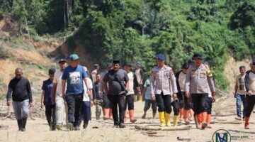 Kapolres Gayo Lues Dampingi Bupati Tinjau Lesten: Pantau Pemulihan Pascabencana dan Salurkan Bantuan Langsung ke Warga