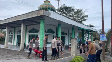 Personel Brimob Polda Aceh Gelar Bhakti Sosial Jum’at Bersih di Masjid Al-Ikhwan Pasca Bencana