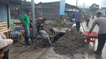 Personel Brimob Polda Aceh Bersama Polres Bener Meriah Bersihkan Parit Jalan Pasca Bencana