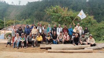 Relawan Masjid Nusantara Bangun Masjid Darurat di Desa yang Hilang Akibat Banjir Bandang