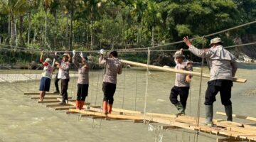 Brimob Polda Aceh Bangun Jembatan Gantung Demi Pulihkan Akses Warga Terdampak Banjir di Gayo Lues