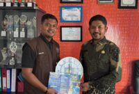 Penyerahan Cinderamata dari Warek II USM kepada Plt. Kepsek SMKN Panga (dok Humas USM)