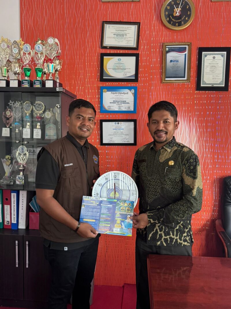 Penyerahan Cinderamata dari Warek II USM kepada Plt. Kepsek SMKN Panga (dok Humas USM)