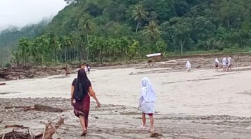 Anak-anak Pining Bertaruh Nyawa di Sungai, Negara Pilih Diam