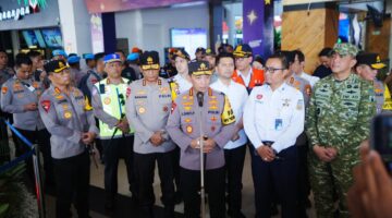 Tinjau Stasiun Surabaya Gubeng, Kapolri Instruksikan Beri Pelayanan Maksimal ke Pemudik