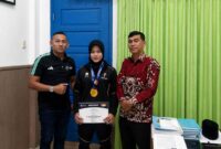 Nadita Aprilia didampingi Wakil Rektor III USM, Dr. Hambali, M.Pd dan Ketua Prodi Penjaskesrek, Hendri Fadli, S.Pd., M.Pd. (dok Humas USM)